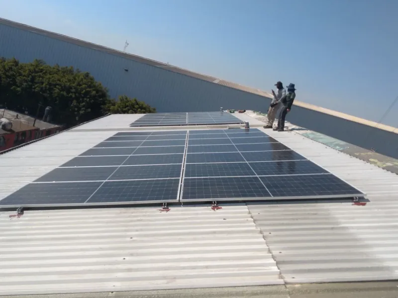 Equipo Gali durante una instalación solar