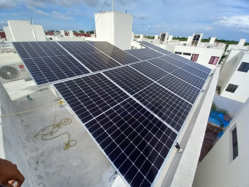 Paneles solares en la azotea de una vivienda de un conjunto habitacional