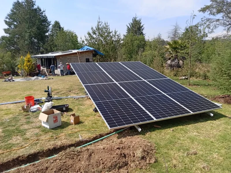 Instalación solar junto a una casa en un entorno arbolado