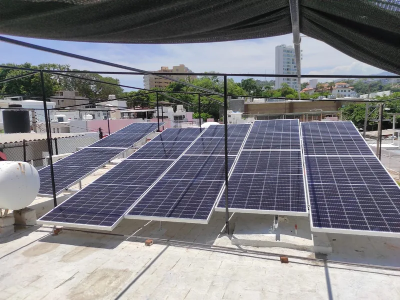 Paneles solares instalados en una azotea con estructura de sombra