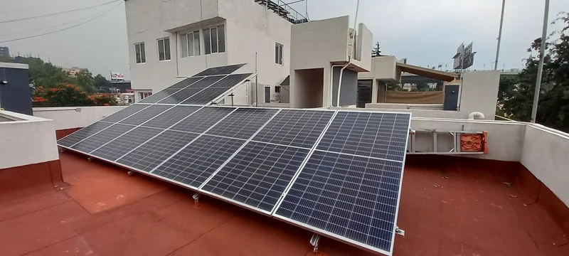 Paneles solares sobre una azotea con impermeabilizante rojo