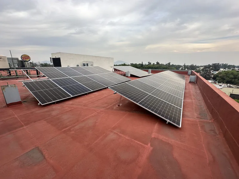 Vista de un sistema solar distribuido sobre una azotea roja