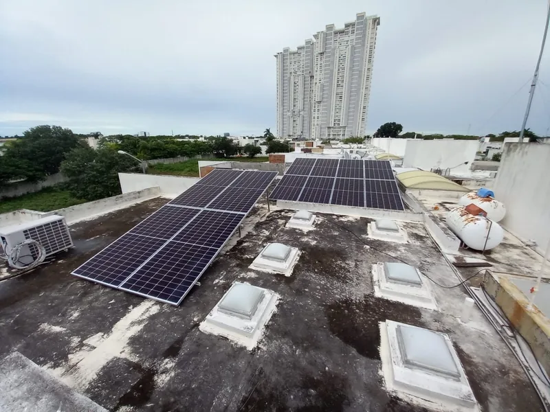 Sistema residencial de paneles solares en una azotea urbana